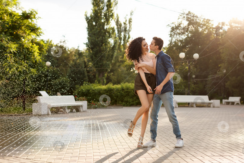 Скачать Подростки танцуют в парке фотосток Ozero