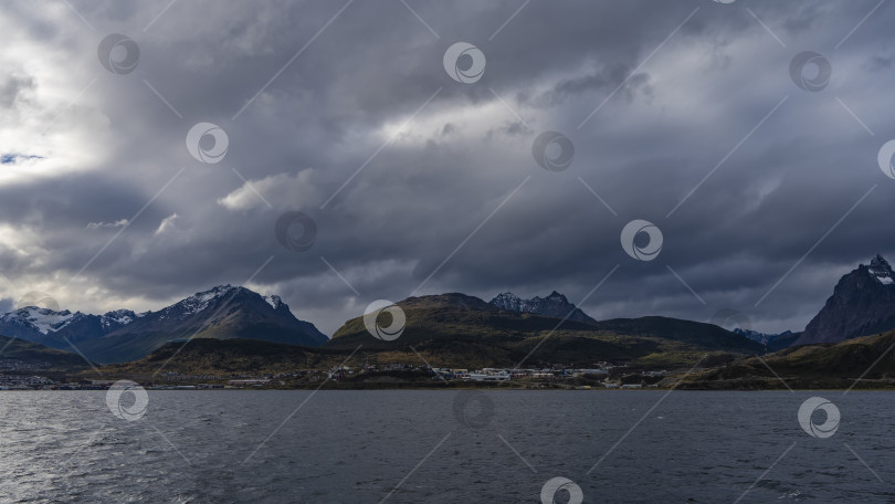 Скачать Красивый горный хребет. Вид на океан. фотосток Ozero