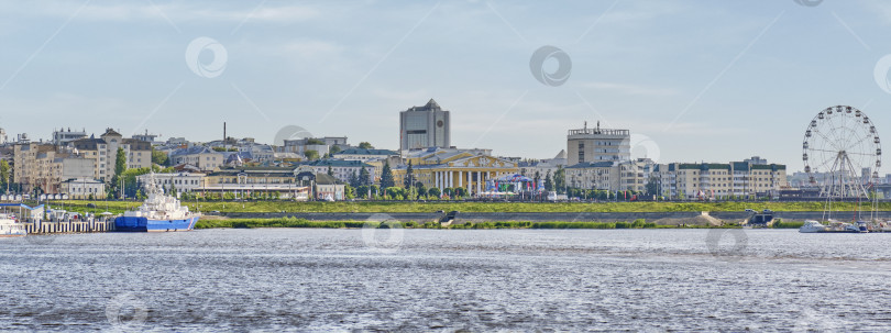 Скачать Панорама города Чебоксары. Вид с реки Волга, Россия. Городской пейзаж с достопримечательностями фотосток Ozero