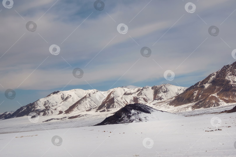 Скачать Холодный белоснежный пейзаж заснеженной долины фотосток Ozero