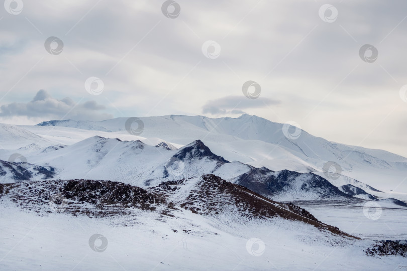 Скачать Холодный белоснежный пейзаж заснеженной долины фотосток Ozero