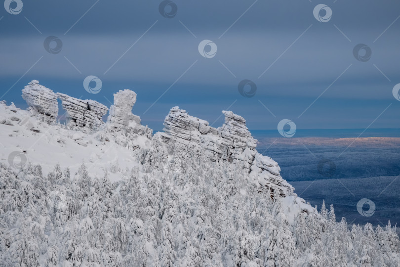 Скачать Каменный обрыв в зимнем лесу покрыт инеем фотосток Ozero