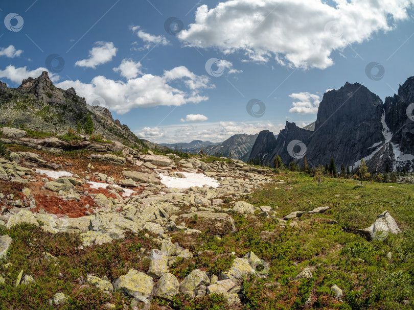 Скачать луг с большими камнями на склоне холма фотосток Ozero