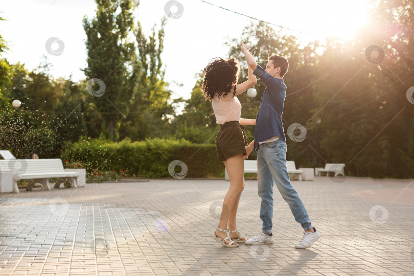Скачать Подростки танцуют в парке фотосток Ozero
