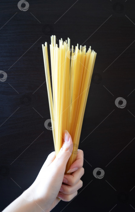 Скачать спагетти в руках, букет из спагетти, забавный подарок, букет для домохозяйки, букет для повара фотосток Ozero