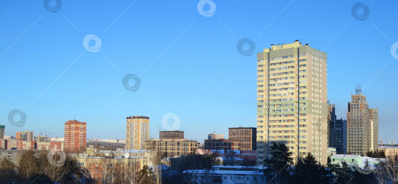 Скачать фотография мегаполиса, большого города на фоне неба, высоток и строящихся зданий фотосток Ozero