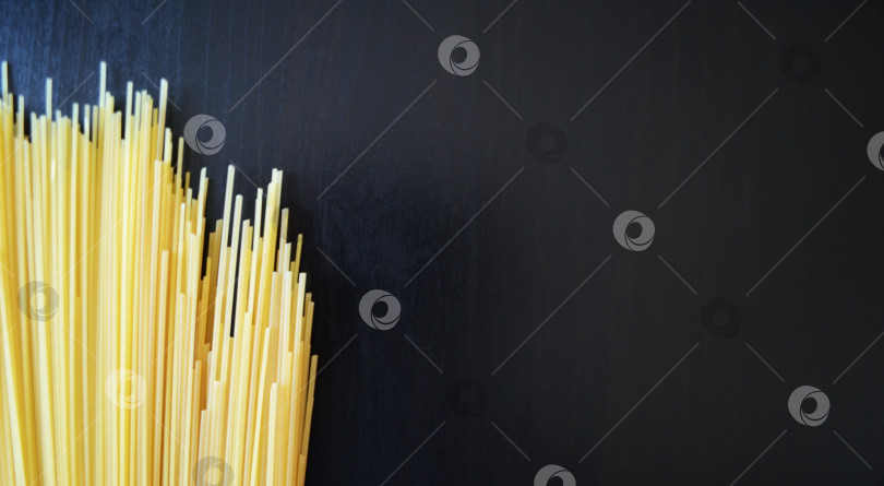 Скачать темный деревянный фон для спагетти, плакат с продуктовым магазином, иллюстрация еды, иллюстрация приготовления пищи фотосток Ozero