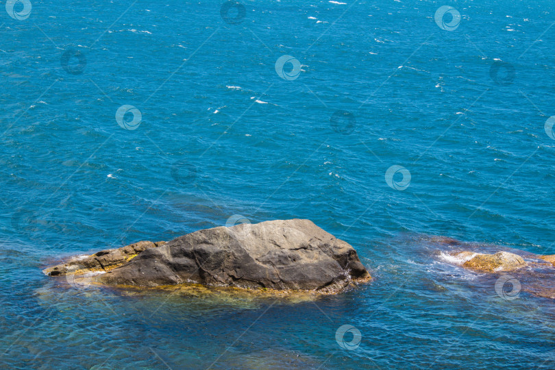 Скачать камни в синем море фотосток Ozero