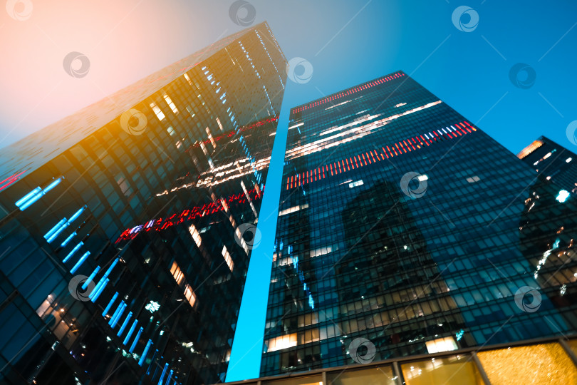 Скачать Современные корпоративные здания на фоне голубого неба. Высотные здания в Москва-Сити. Голубые небоскребы делового центра фотосток Ozero