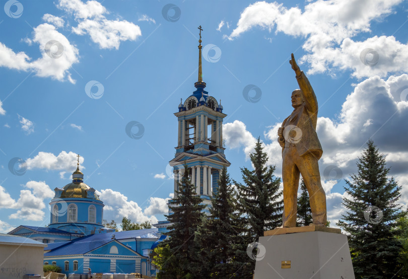 Скачать Памятник В.И. Ленину возле Успенской церкви фотосток Ozero