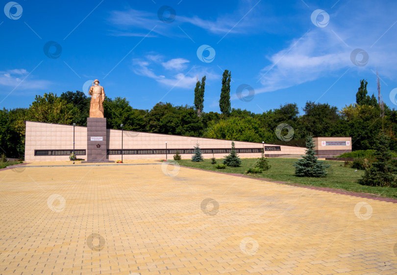 Скачать Памятник погибшим односельчанам, село Семилуки, Воронежская область фотосток Ozero