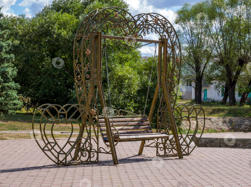 Скачать Скамейка "Влюбленные" в городском парке Задонска фотосток Ozero