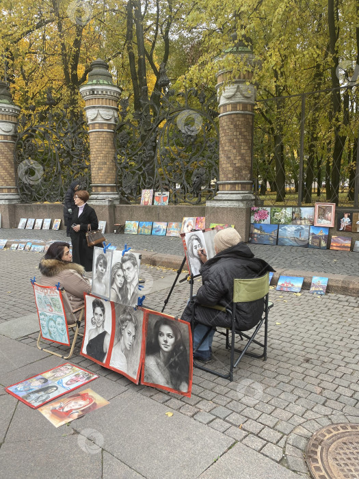 Скачать Уличные художники. Ограда Михайловского сада, Санкт-Петербург фотосток Ozero