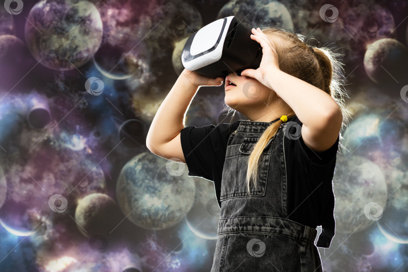 Скачать Симпатичная девочка-подросток, использующая очки виртуальной реальности на красочном фоне с пустым местом для текста фотосток Ozero