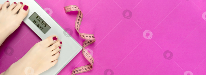 Скачать Измерительная лента и весы на розовом фоне с надписью "избыточный вес". Составьте план диеты и тренировок для женщин перед летним сезоном. Здоровый образ жизни, похудение, концепция похудения фотосток Ozero