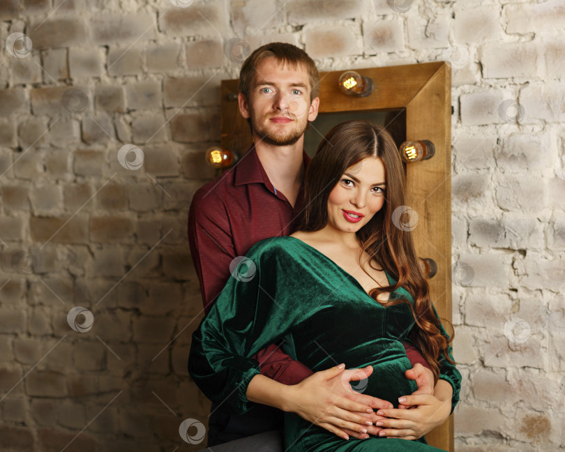 Скачать Муж и беременная жена фотосток Ozero