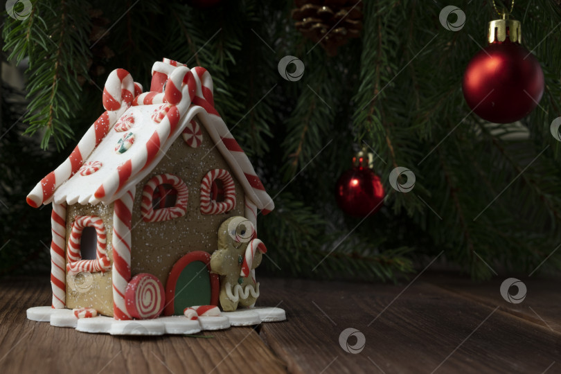 Скачать Пряничный домик на фоне рождественской елки фотосток Ozero