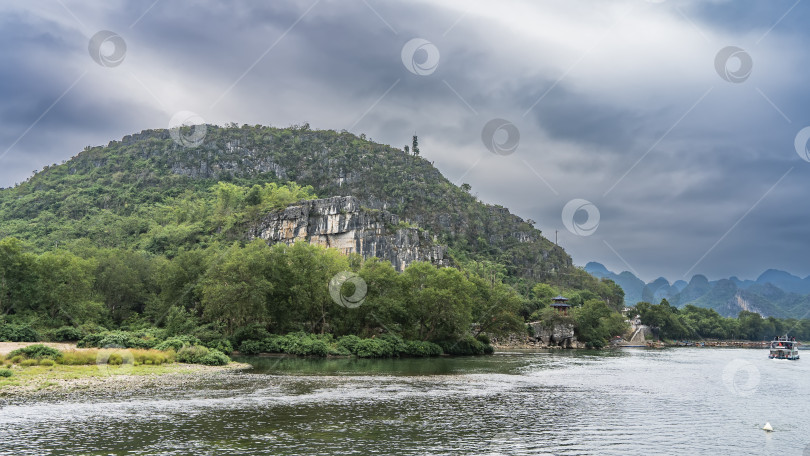 Скачать По руслу реки плывет туристический теплоход. фотосток Ozero