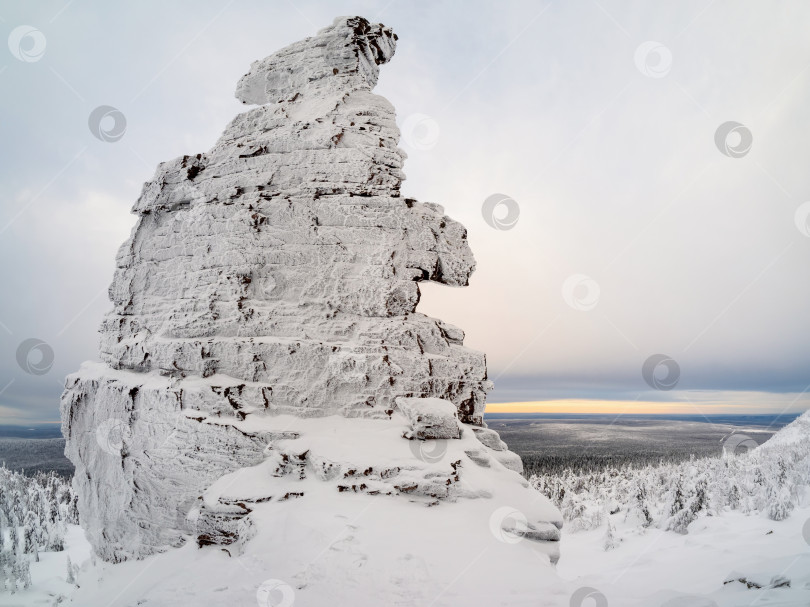 Скачать Каменные столбы выветривания зимой. фотосток Ozero