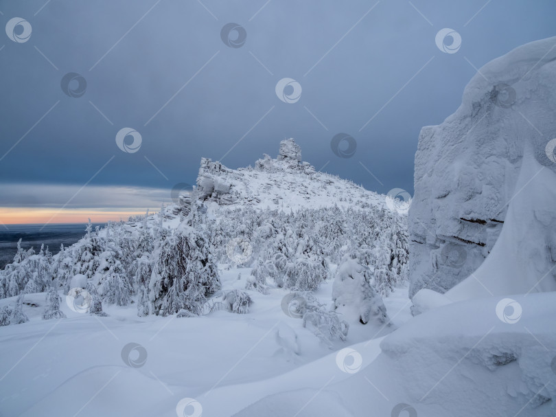 Скачать Каменные столбы выветривания зимой. фотосток Ozero