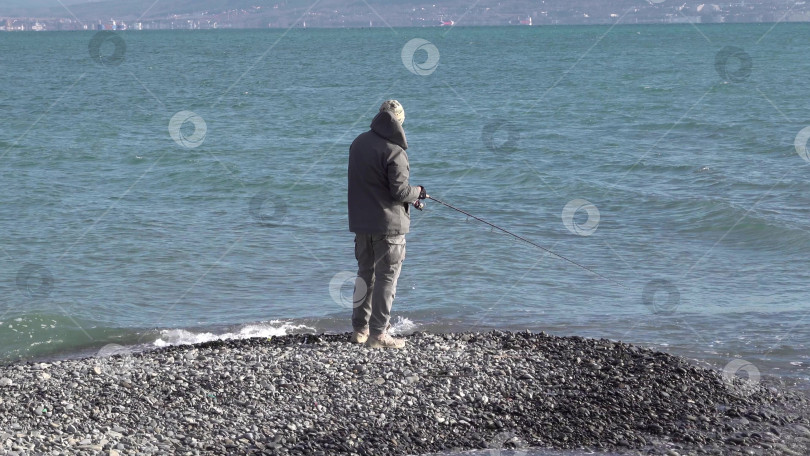 Скачать Многие рыбаки ловят кефаль на спиннинг на морском побережье фотосток Ozero