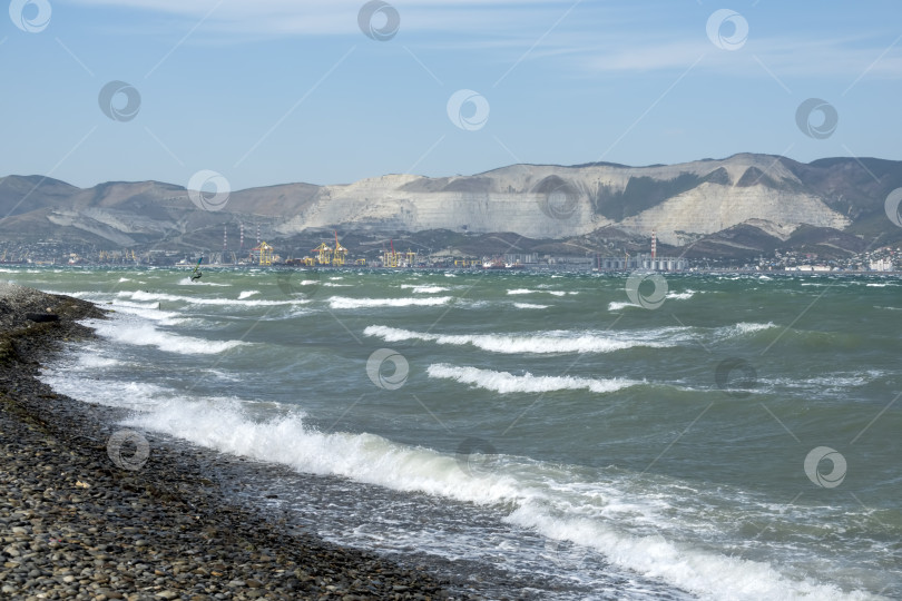 Скачать Вид на бурный морской пейзаж с волнами и Черным морем фотосток Ozero