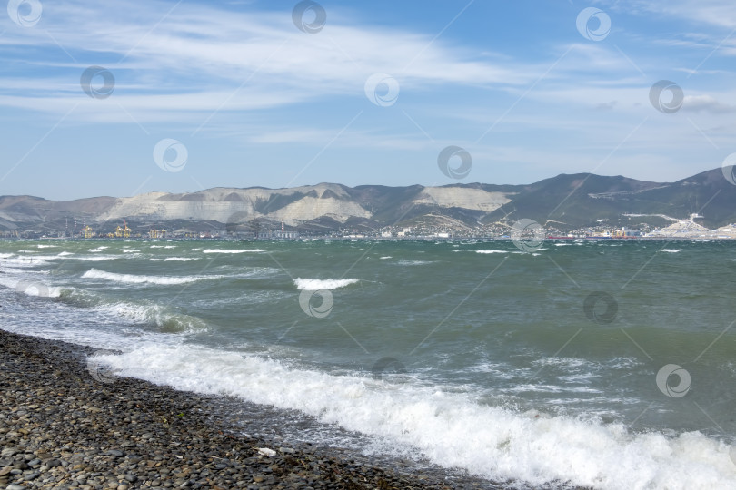 Скачать Вид на бурный морской пейзаж с волнами и Черным морем фотосток Ozero