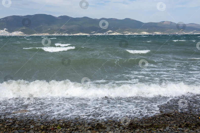 Скачать Вид на бурный морской пейзаж с волнами и Черным морем фотосток Ozero