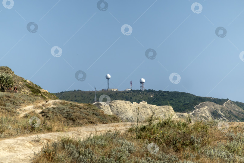 Скачать Антенны в горах на берегу моря в белых круглых зданиях фотосток Ozero