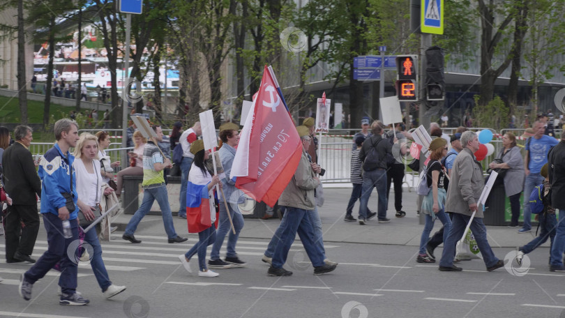 Скачать МОСКВА, РОССИЯ , 09 мая 2019 года: Более миллиона человек всех возрастов принимают участие в параде "Бессмертный полк", посвященном памяти близких, павших во Второй мировой войне, после государственного парада Победы фотосток Ozero