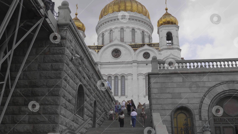 Скачать МОСКВА - 17 МАЯ 2019 года: Православный храм Христа Спасителя в весенний день 17 мая 2019 года в Москве, Россия фотосток Ozero