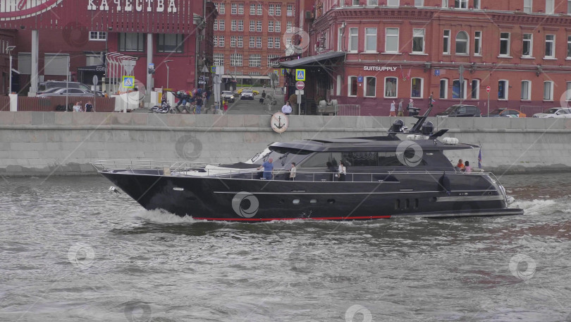 Скачать МОСКВА, РОССИЯ, 11 августа 2023 года: Черная яхта плывет по реке фотосток Ozero