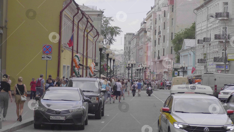 Скачать МОСКВА - 27 июля: Проведите людей по Старому Арбату 27 июля 2019 года в Москве, Россия фотосток Ozero