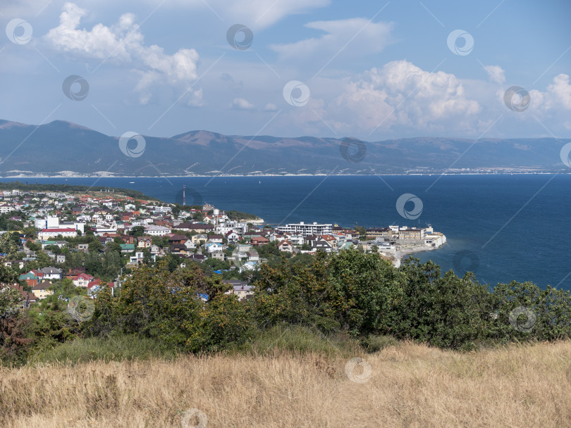 Скачать Побережье Черного моря. лысая гора. Красивое синее море в Новороссийске фотосток Ozero