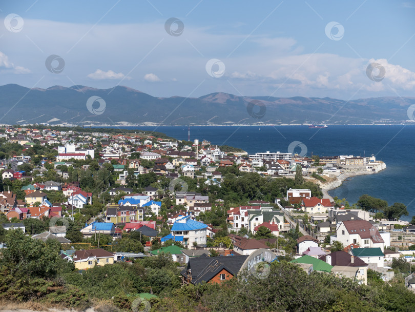 Скачать Побережье Черного моря. лысая гора. Красивое синее море в Новороссийске фотосток Ozero