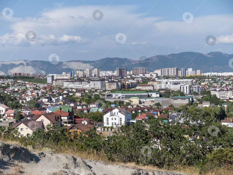 Скачать Побережье Черного моря. лысая гора. Красивое синее море в Новороссийске фотосток Ozero