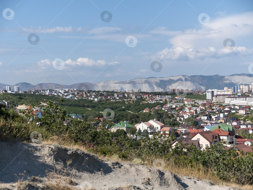 Скачать Побережье Черного моря. лысая гора. Красивое синее море в Новороссийске фотосток Ozero