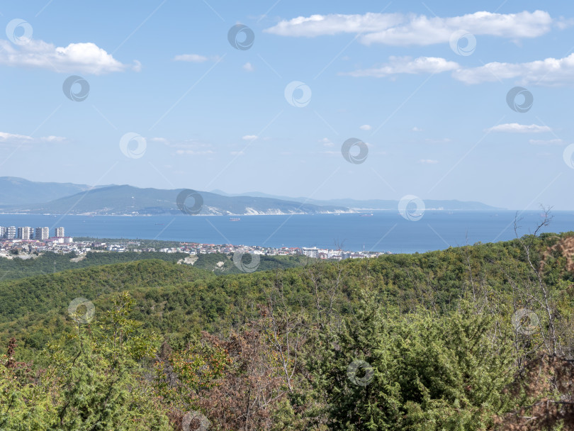 Скачать Побережье Черного моря. лысая гора. Красивое синее море в Новороссийске фотосток Ozero