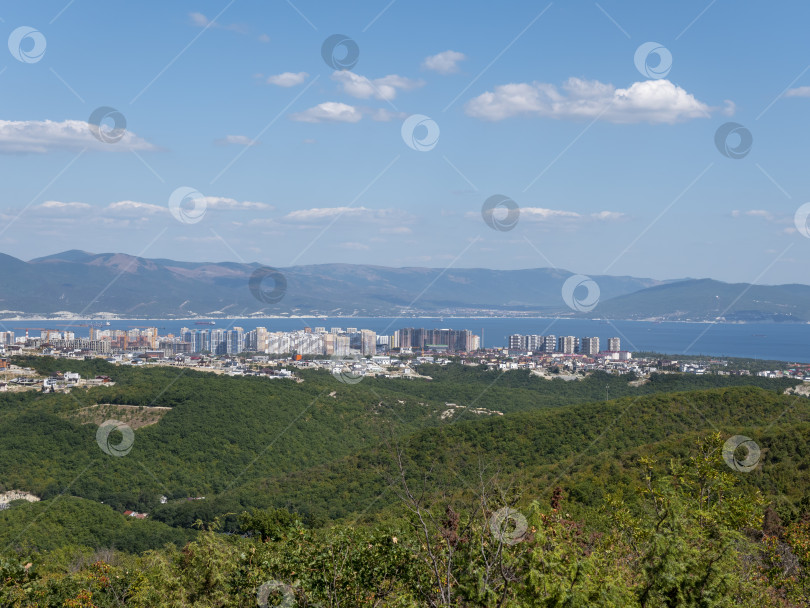 Скачать Побережье Черного моря. лысая гора. Красивое синее море в Новороссийске фотосток Ozero