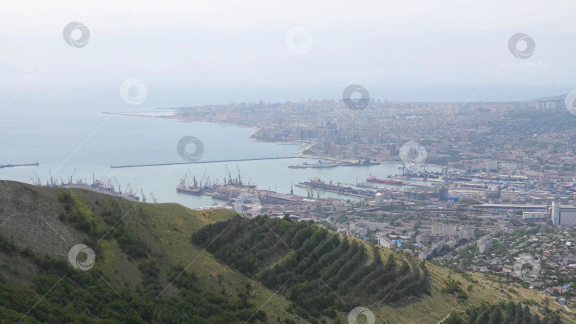 Скачать Панорамный вид на город Новороссийск и Цемесскую бухту на рассвете. Утренний городской пейзаж крупного порта на побережье Черного моря в России фотосток Ozero