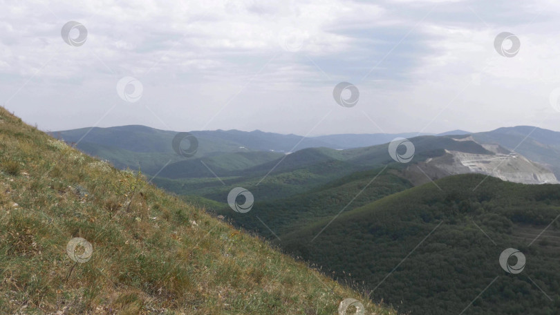 Скачать Горная тропа, ведущая вдоль горного хребта красивых гор с осенней травой и разноцветным небом фотосток Ozero