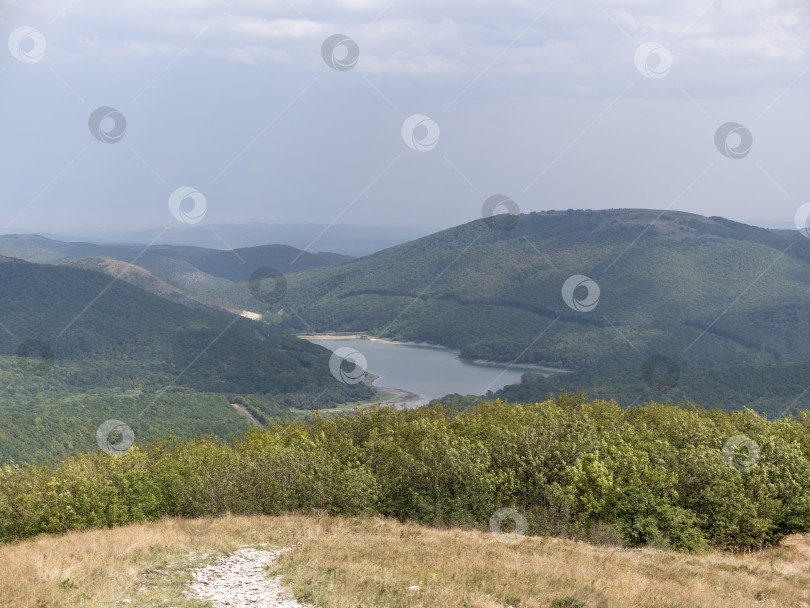 Скачать Вид с высоты птичьего полета на Кавказский хребет и горное озеро Неберджаевское водохранилище недалеко от Новороссийска в Краснодарском крае фотосток Ozero