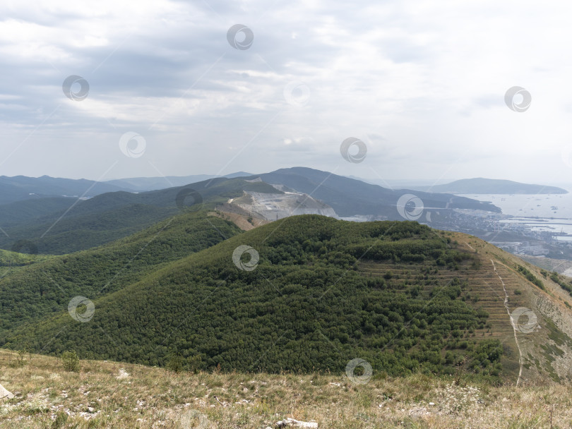 Скачать Панорамный вид на город Новороссийск и Цемесскую бухту на рассвете. Утренний городской пейзаж крупного порта на побережье Черного моря в России фотосток Ozero