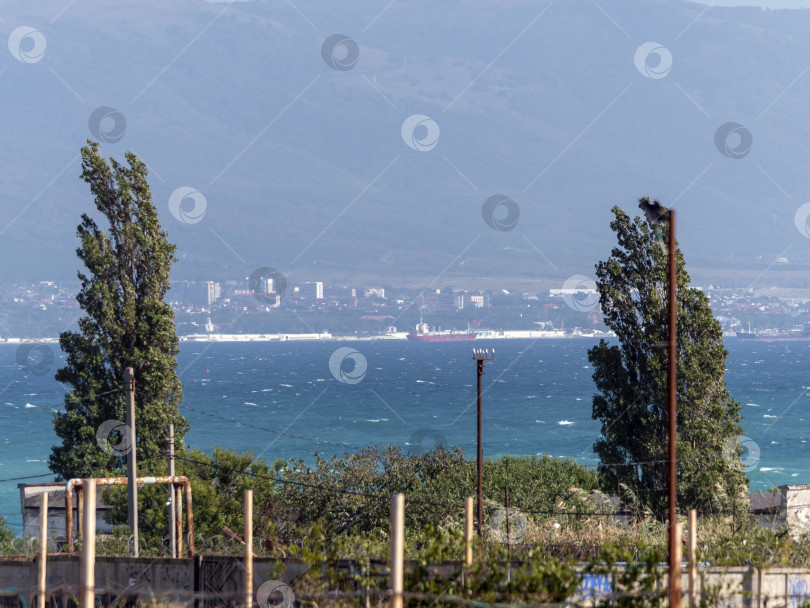 Скачать Морское грузовое судно плывет посреди океана с большими волнами фотосток Ozero