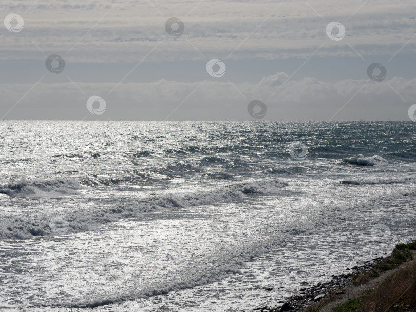 Скачать Вид на бурный морской пейзаж с волнами и Черным морем фотосток Ozero