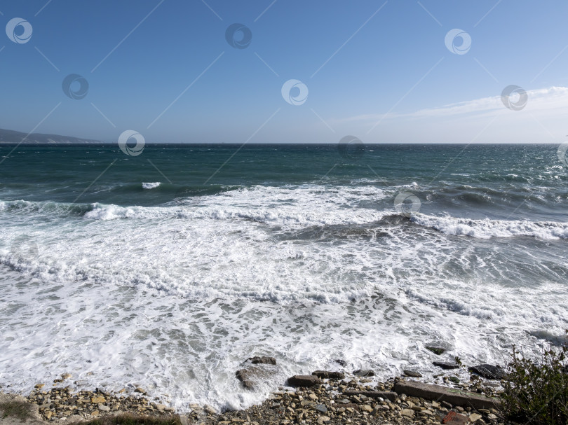 Скачать Вид на бурный морской пейзаж с волнами и Черным морем фотосток Ozero