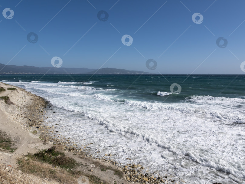 Скачать Вид на бурный морской пейзаж с волнами и Черным морем фотосток Ozero