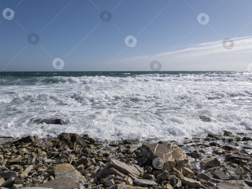 Скачать Вид на бурный морской пейзаж с волнами и Черным морем фотосток Ozero