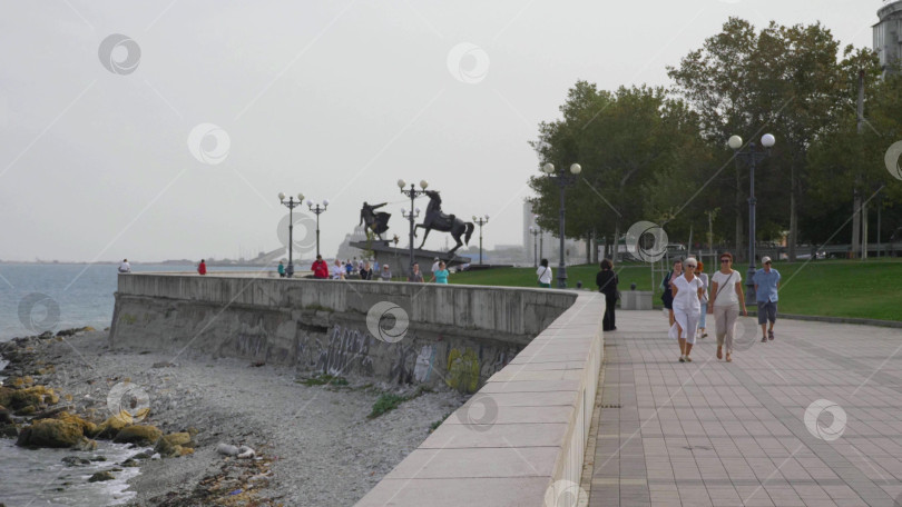 Скачать Новороссийск, Россия 29.08.2024 Памятник Исходу Бронзовые скульптуры офицера Белой армии с его боевым конем Новороссийск фотосток Ozero