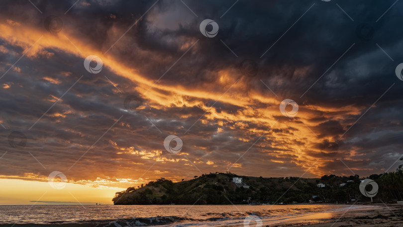 Скачать Яркий пылающий закат над океаном. фотосток Ozero